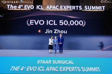 爱尔眼科周进被授予「EVO ICL 累计 50000 例」等多项荣誉奖牌