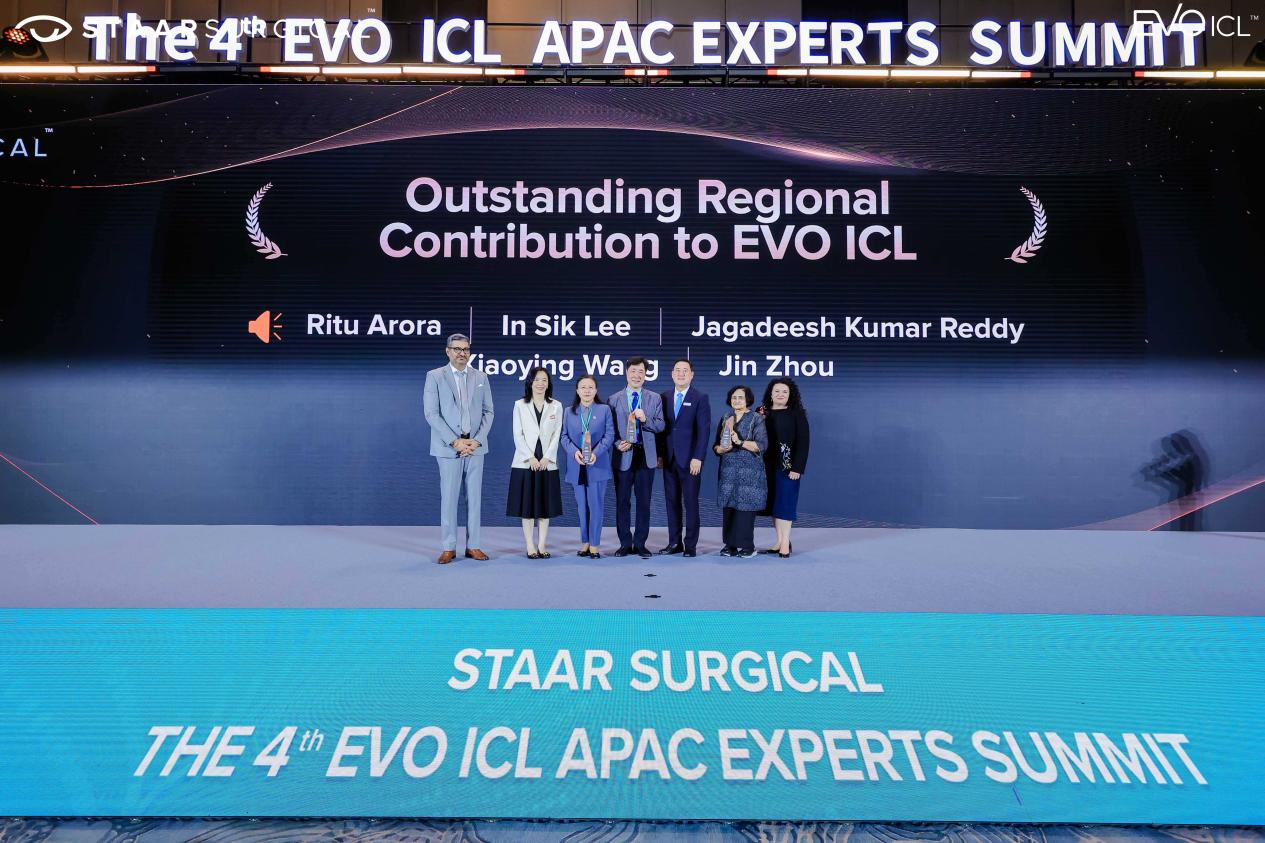 爱尔眼科周进被授予「EVO ICL 累计 50000 例」等多项荣誉奖牌