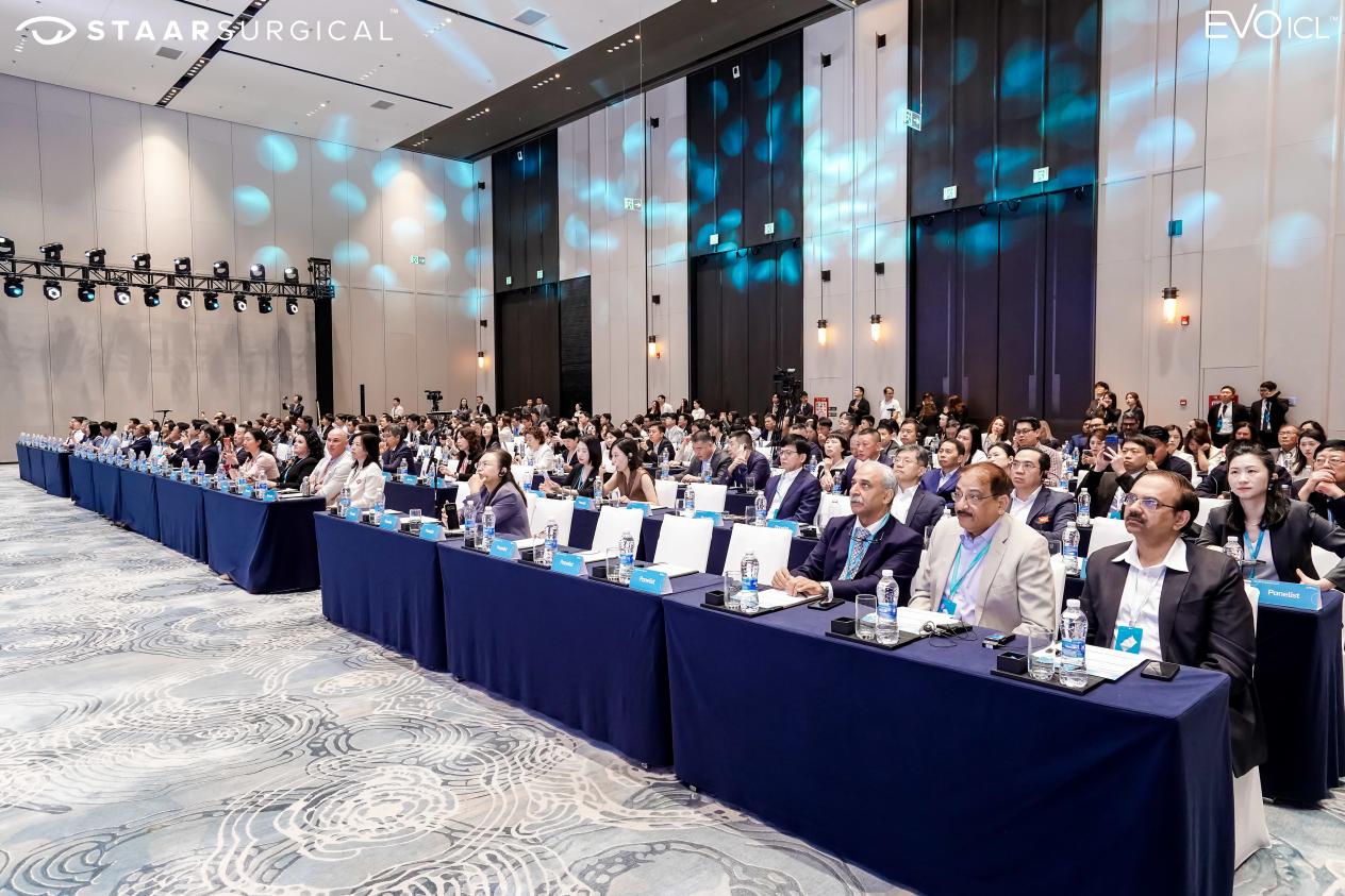 爱尔眼科周进被授予「EVO ICL 累计 50000 例」等多项荣誉奖牌