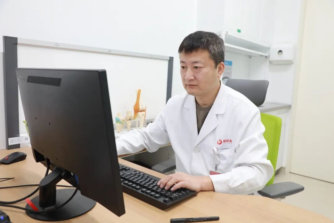他凝血功能近乎「归零」，这场手术如何成为可能？