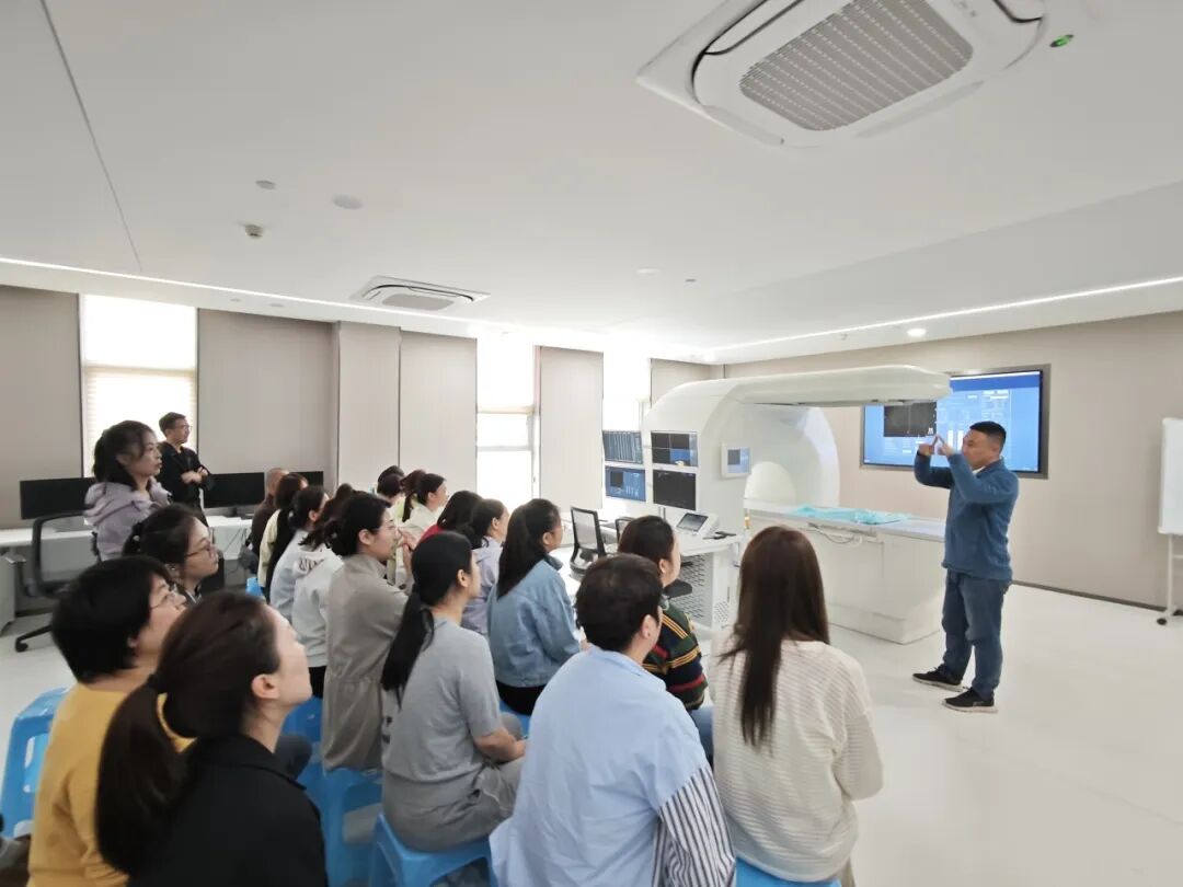 近 50 位中外医护相聚山城，开展聚焦超声前沿技术和临床方向培训