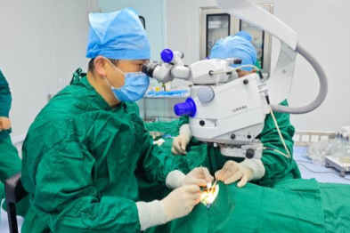 5 岁男童近视 900 度，一年猛涨超 100 度，后巩膜加固术成功「刹住车」