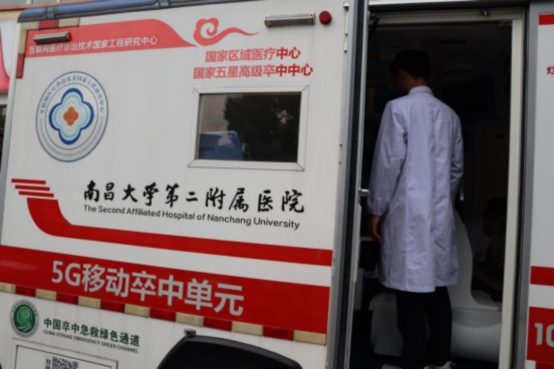 南大二附院携手红谷滩区卫生健康委、卫东街道打通健康服务最后一公里