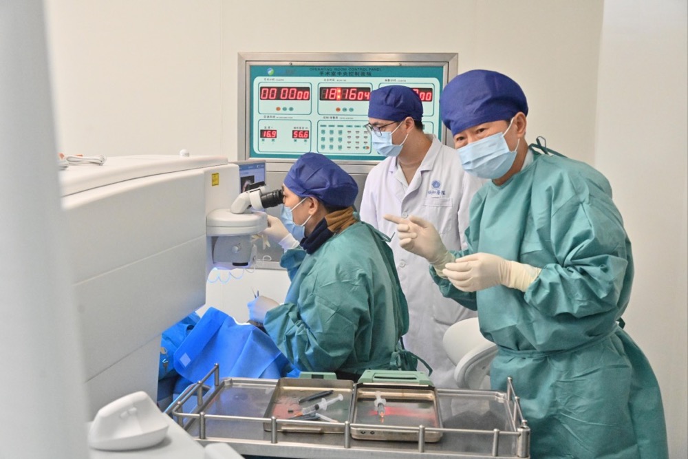 国产全飞秒即将完成上市前研究入组！华厦眼科张明昌以医者担当，打破垄断照亮国人眼健康