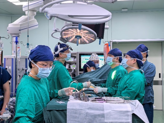 交医精术丨国内首例！交大一附院李勇新团队完成机器人辅助免缝合主动脉瓣置换术