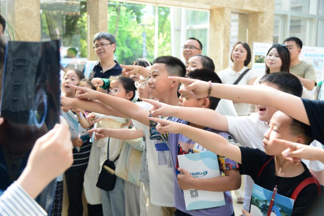杨公桥小学亲子家庭探秘超声科技，播撒科学种子