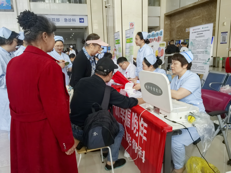 南昌大学二附院开展「科普同襄行智启健康路—守护老年安全,共筑健康晚年」主题科普活动