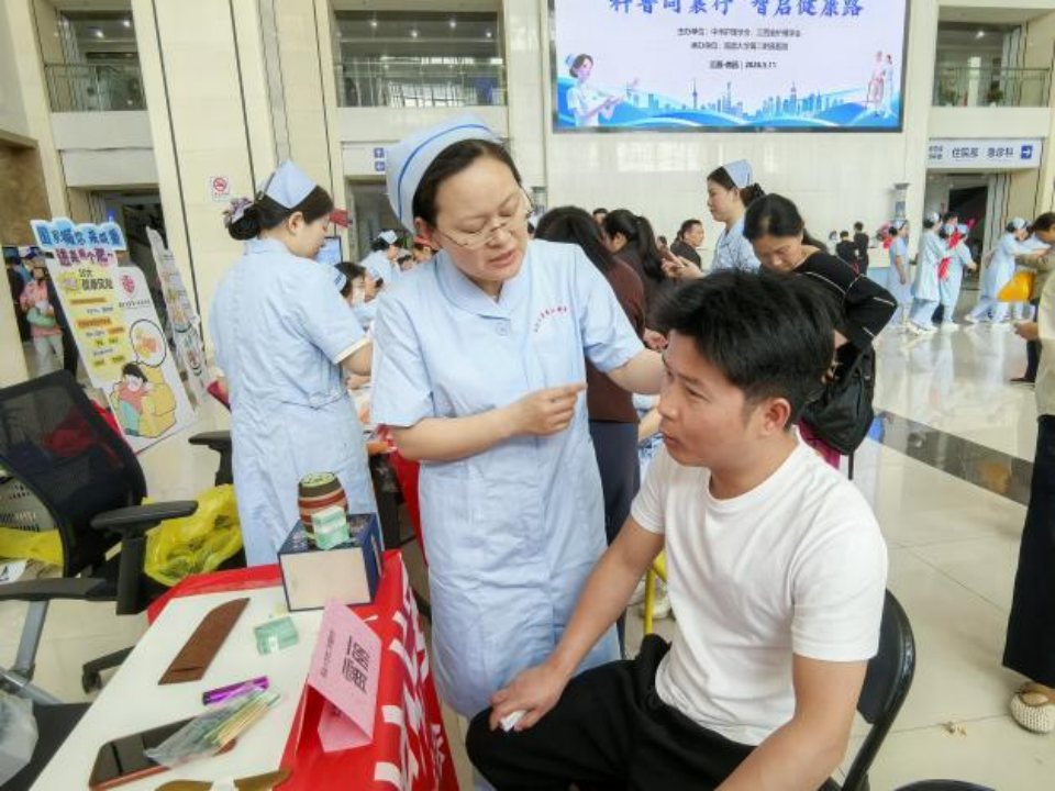 南昌大学二附院开展「科普同襄行智启健康路—守护老年安全,共筑健康晚年」主题科普活动