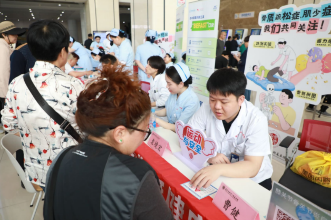 南昌大学二附院开展「科普同襄行智启健康路—守护老年安全,共筑健康晚年」主题科普活动