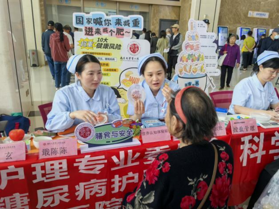 南昌大学二附院开展「科普同襄行智启健康路—守护老年安全,共筑健康晚年」主题科普活动