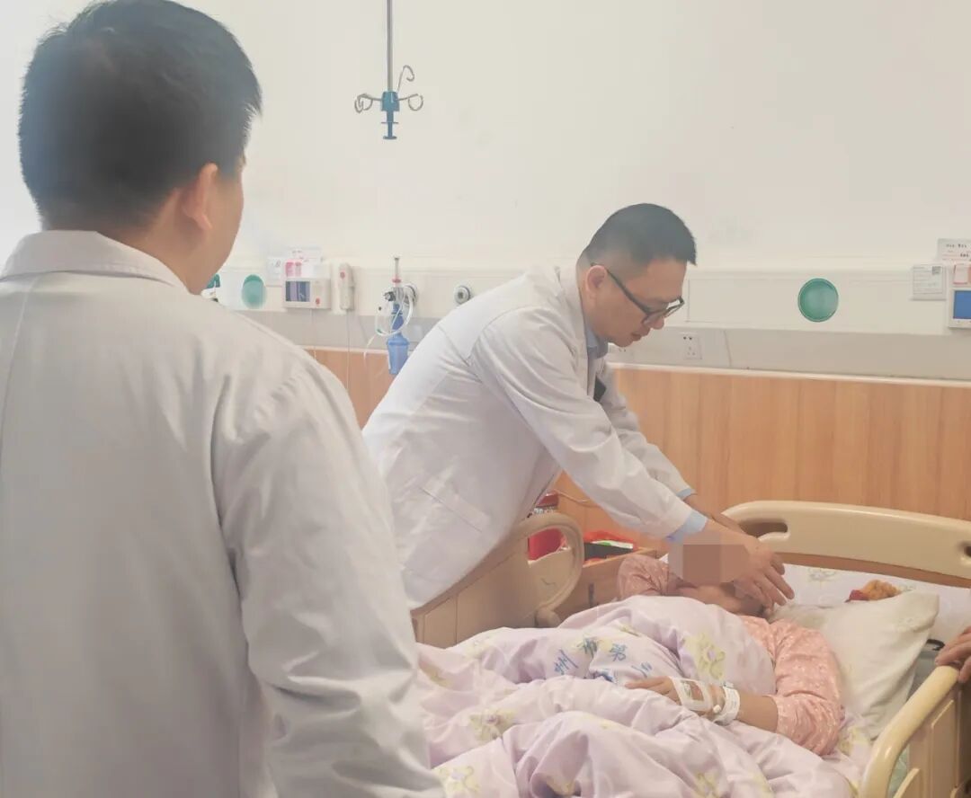 病房巧结缘！邻床姐妹同遇脑部「炸弹」，微创小骨窗开颅精准拆弹