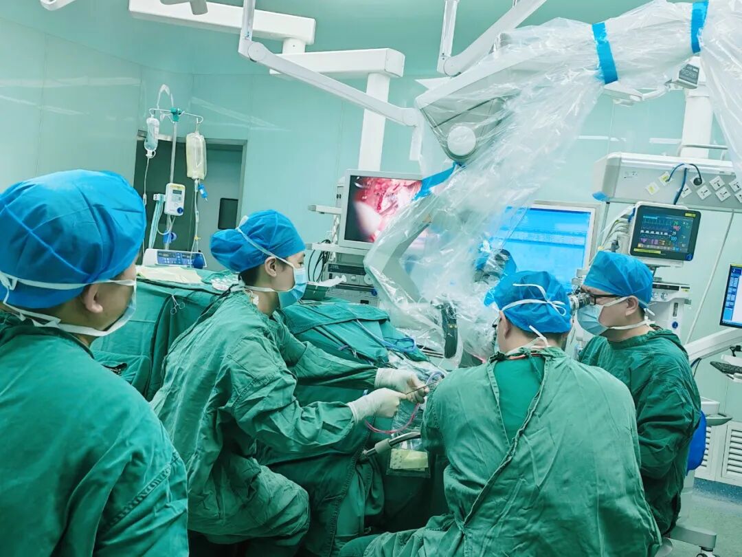 病房巧结缘！邻床姐妹同遇脑部「炸弹」，微创小骨窗开颅精准拆弹