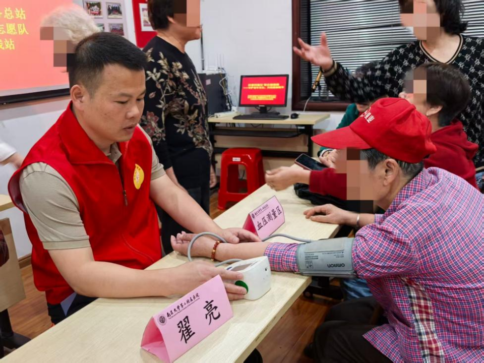南大二附院手术室联合胸外科走进社区,「医」心守护银发健康
