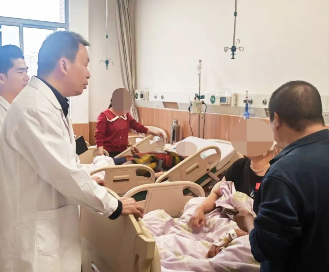 病房巧结缘！邻床姐妹同遇脑部「炸弹」，微创小骨窗开颅精准拆弹