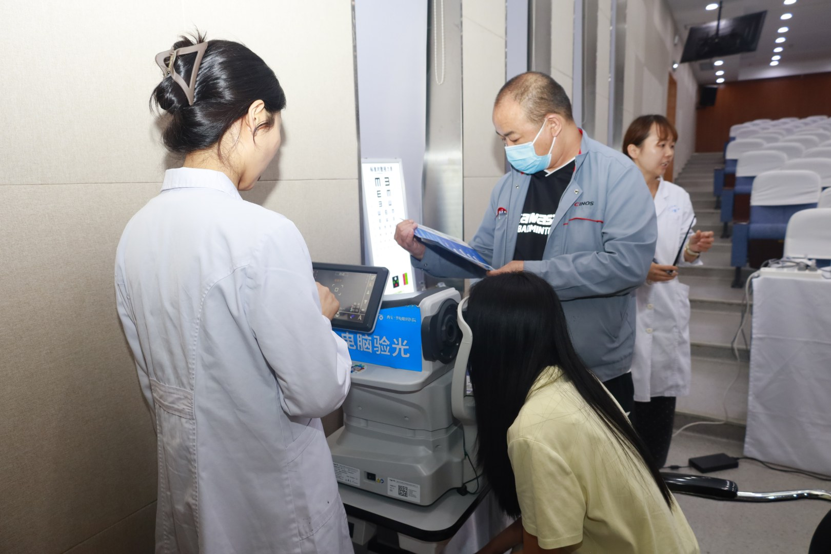 西安华厦眼科医院走进西安工程大学开展眼健康公益行