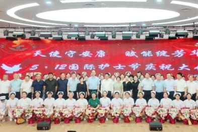 第八师石河子市总医院举办 2026 年「5·12」国际护士节庆祝活动暨表彰大会