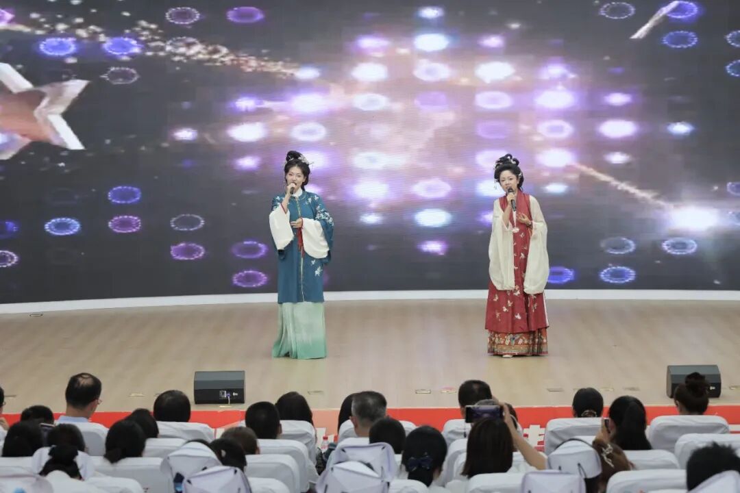 第八师石河子市总医院举办 2026 年「5·12」国际护士节庆祝活动暨表彰大会