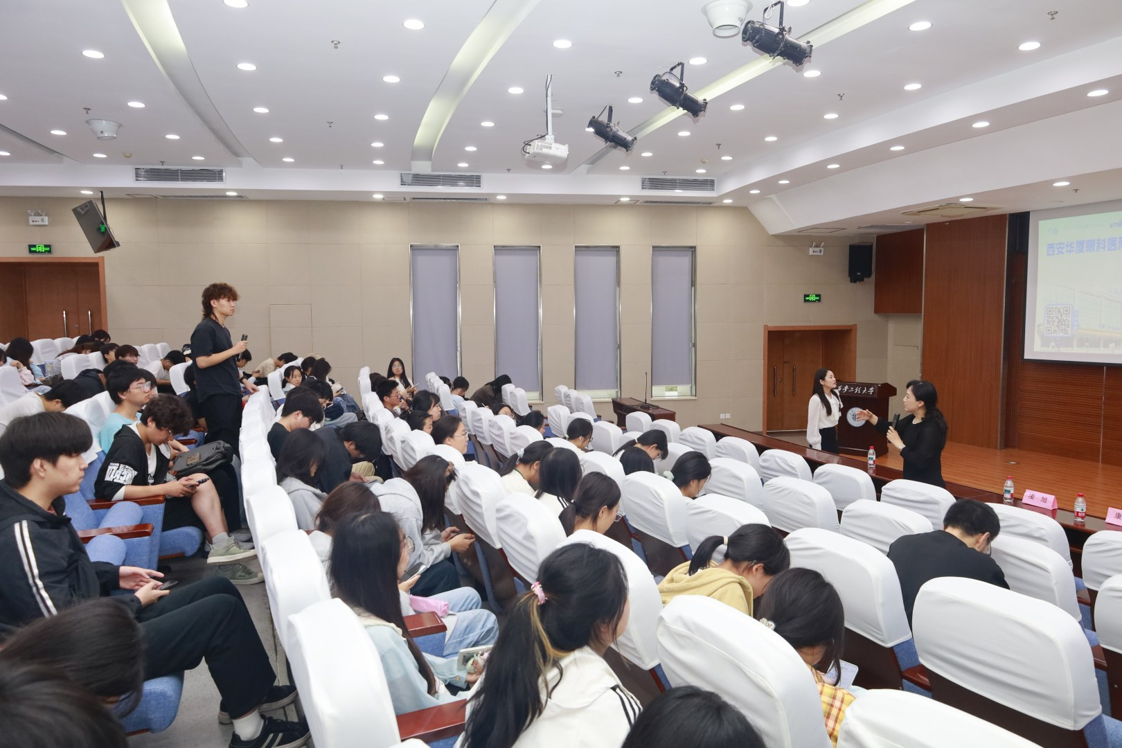 西安华厦眼科医院走进西安工程大学开展眼健康公益行