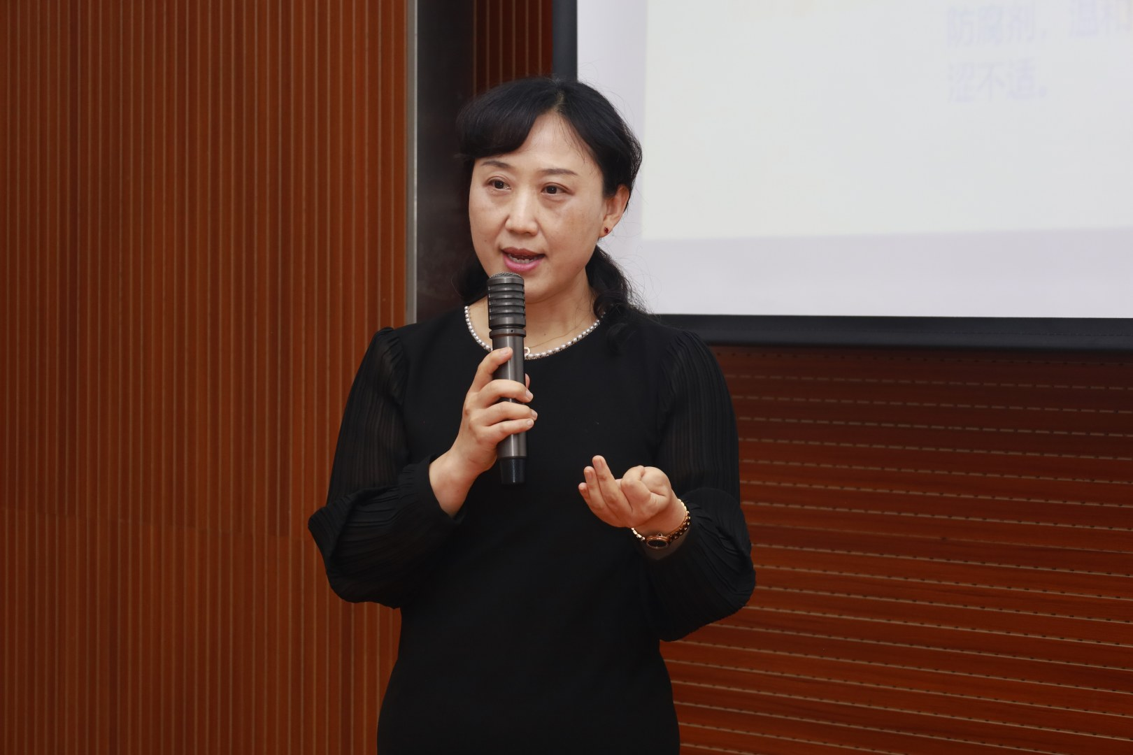 西安华厦眼科医院走进西安工程大学开展眼健康公益行
