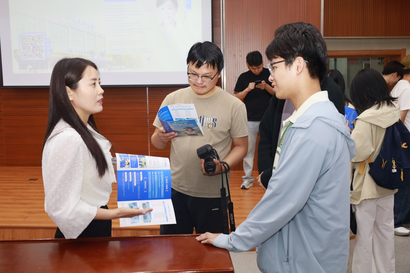 西安华厦眼科医院走进西安工程大学开展眼健康公益行