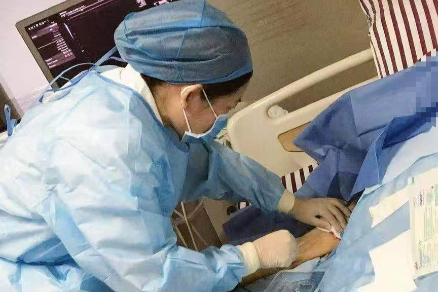 守护「老小孩」的 14 年：她是一名护士，也是……