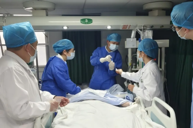 深夜，少年摸黑喝了几口「饮料」，竟致急性肾损伤 ……误服有毒液体，切记「三要」「三不要」～