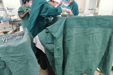 险！娃还没出来，脐带先掉了……女医生全程蹲跪托起小宝宝
