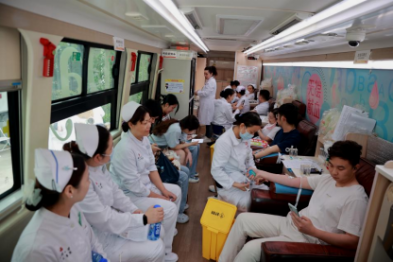 「520」当日捐献热血 4.3 万毫升 武汉大学人民医院医务人员用献血义举向生命「告白」