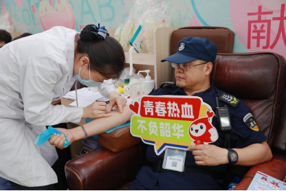 「520」当日捐献热血 4.3 万毫升 武汉大学人民医院医务人员用献血义举向生命「告白」