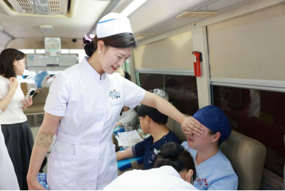 「520」当日捐献热血 4.3 万毫升 武汉大学人民医院医务人员用献血义举向生命「告白」
