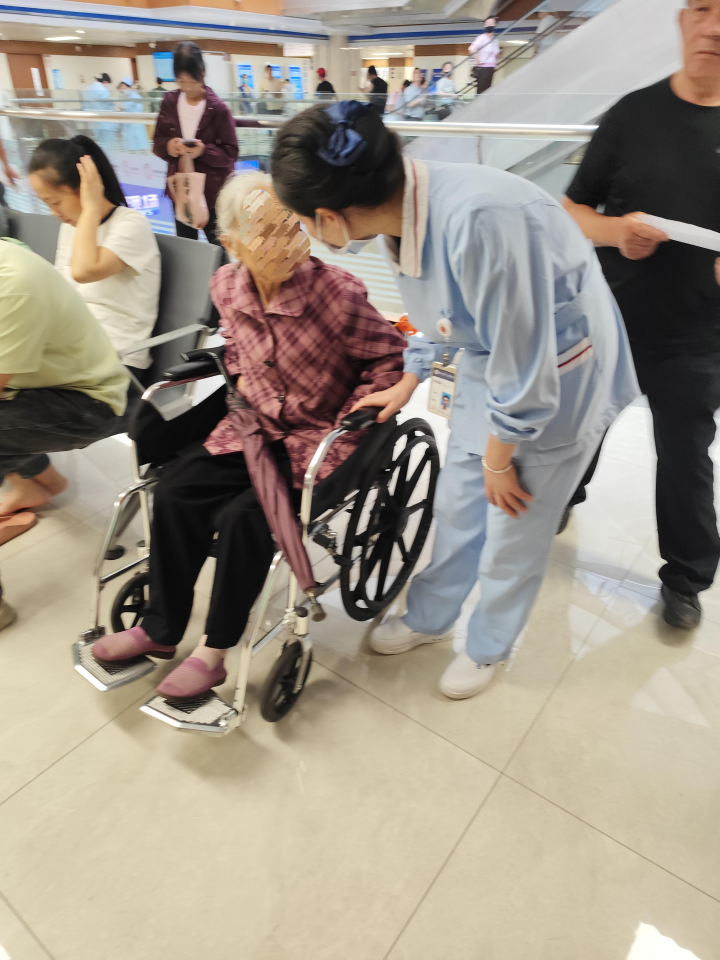 暖心守窗口 巧解医患忧———南大二附院门诊导医投诉处理「三步工作法」纪实