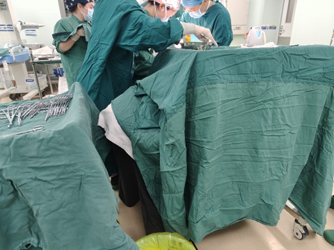 险!娃还没出来,脐带先掉了……女医生全程蹲跪托起小宝宝