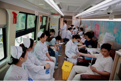 「520」当日捐献热血 4.3 万毫升 武汉大学人民医院医务人员用献血义举向生命「告白」