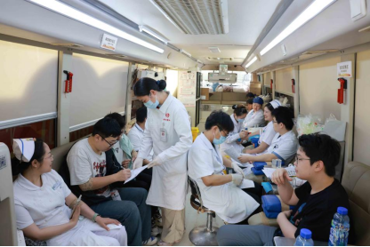 「520」当日捐献热血 4.3 万毫升 武汉大学人民医院医务人员用献血义举向生命「告白」