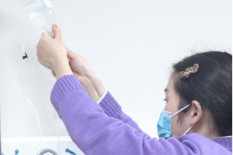 当眼睛比甲状腺更难治：一场跨省诊疗，爱尔眼科如何让 19 岁女孩重新「自信抬头」？