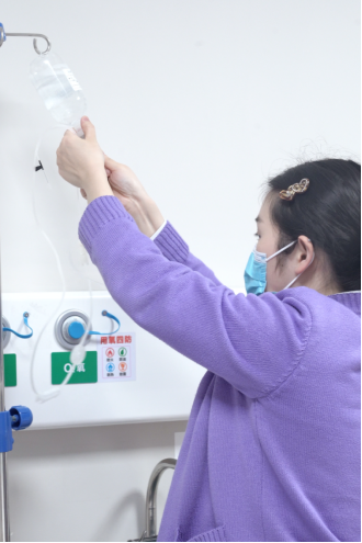 当眼睛比甲状腺更难治:一场跨省诊疗,爱尔眼科如何让 19 岁女孩重新「自信抬头」?