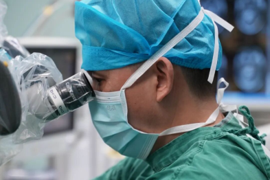 7 cm 巨大脑瘤！脑干受压超 2/3！14 岁孩子听力异常竟濒临生死绝境