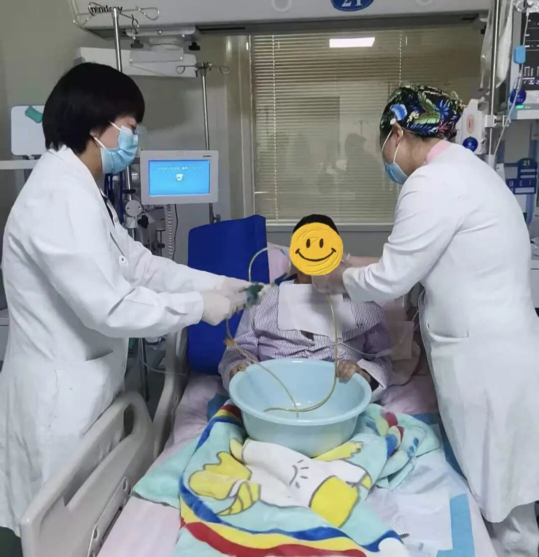 血中带菌、肠梗阻、呼吸衰竭……71 岁老人 20 天闯关记