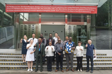 南非豪登省议长莫拉卡妮·莫苏皮耶一行到访海扶科技考察
