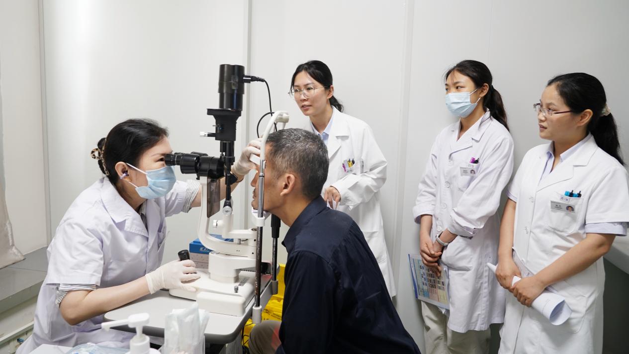 跨越赤道的「对话」:印尼雅加达眼科中心到访成都爱尔,共探干眼诊疗规范