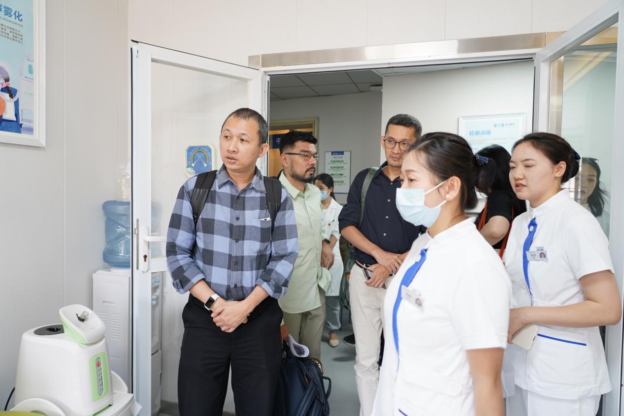 跨越赤道的「对话」:印尼雅加达眼科中心到访成都爱尔,共探干眼诊疗规范
