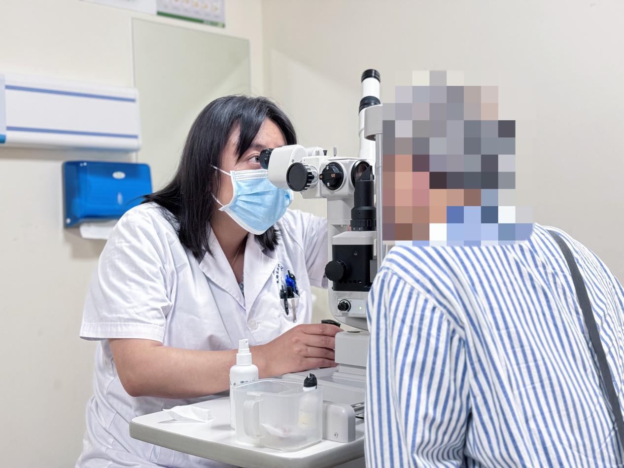 七旬大爷超千度近视濒临失明,不出川为病理性近视踩下「刹车」