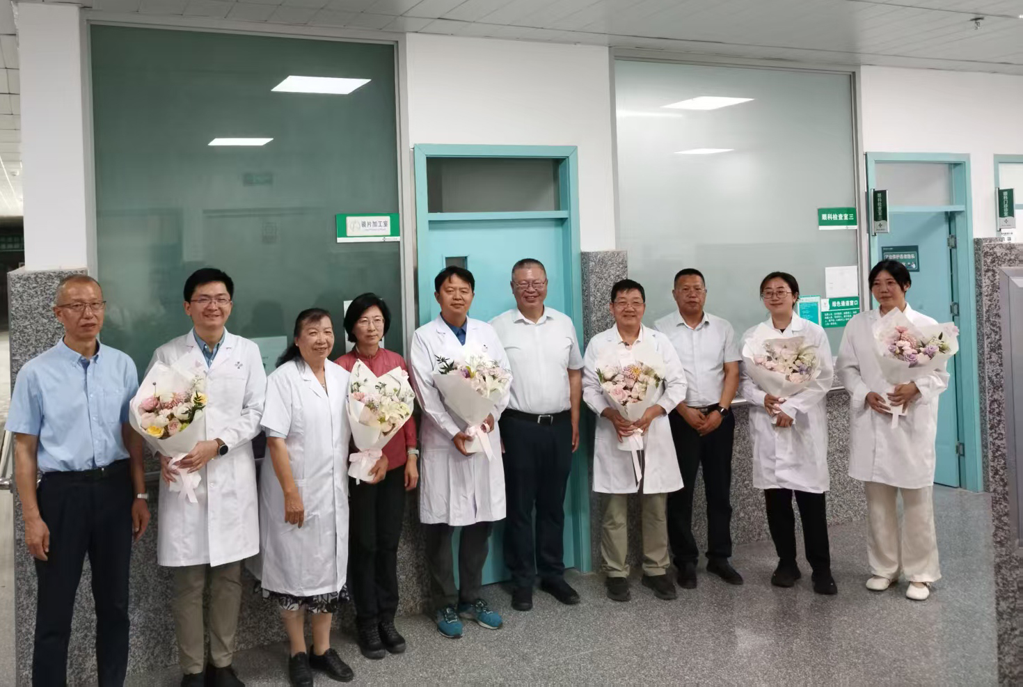 北京华厦民众眼科医院业务院长侯宝杰赴新疆昆玉为白内障患者送光明
