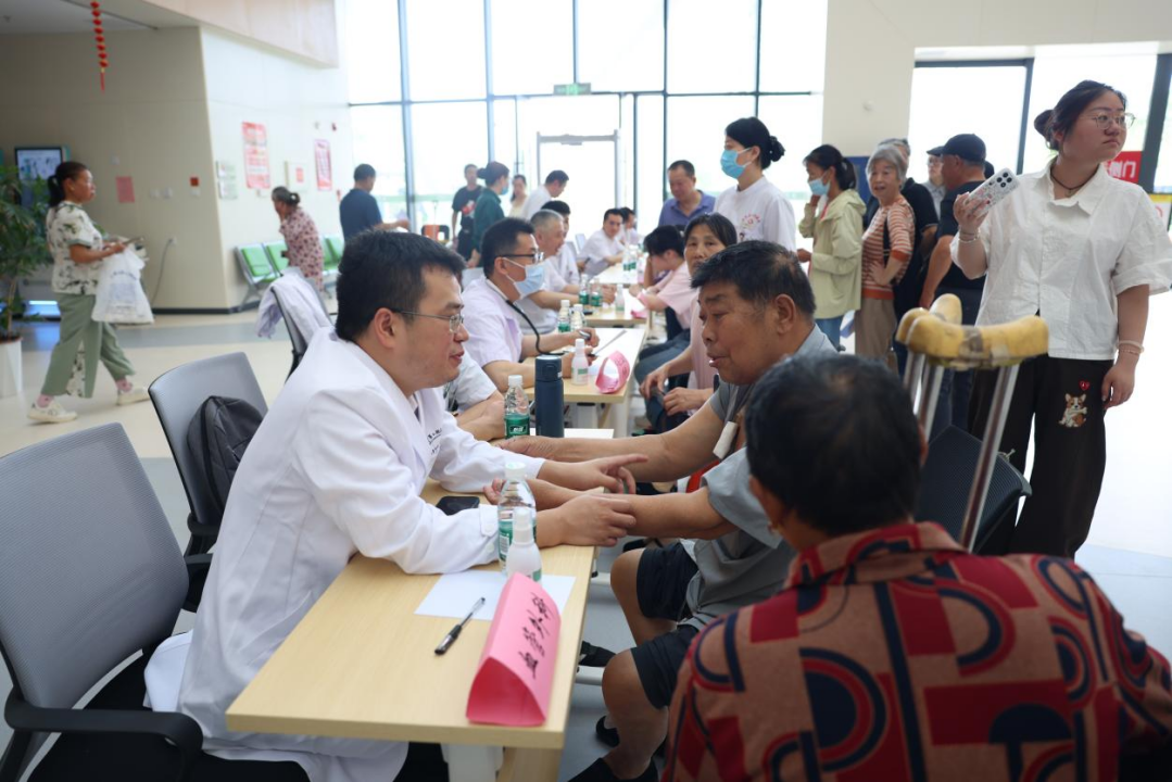 南大二附院紧密型医联体签约仪式暨百场义诊活动走进安义县