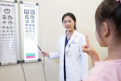 眼科医生提醒：配镜后从不复查？一年涨 100 度的隐患就在身边