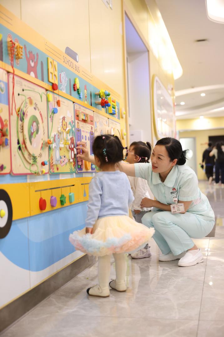采血不哭、候诊不闹!孩子看病不害怕,草莓医院安抚式诊疗 6.0 全新升级