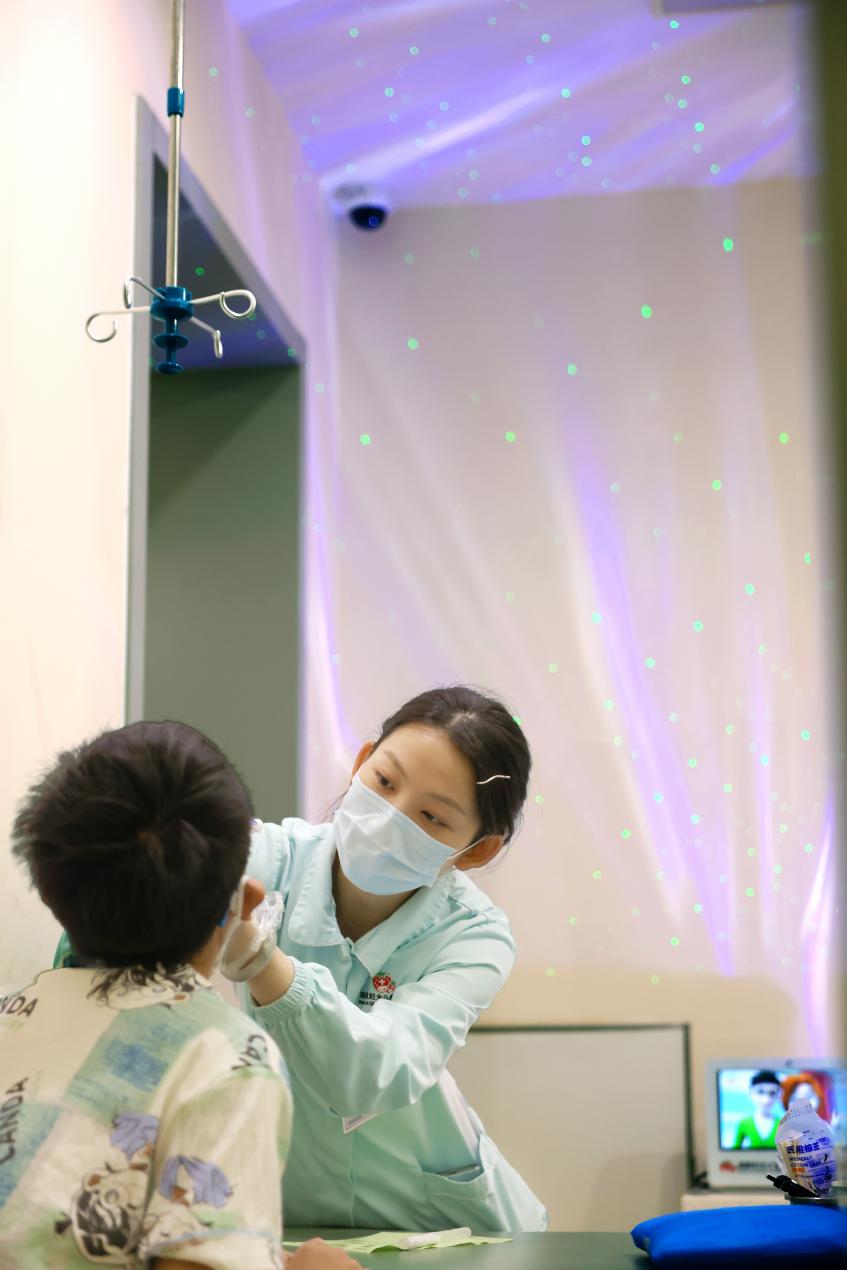 采血不哭、候诊不闹!孩子看病不害怕,草莓医院安抚式诊疗 6.0 全新升级