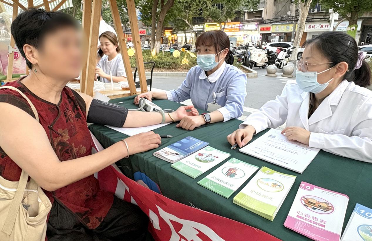 夜间义诊「点亮」家门口 亚心医护人员变身「夜市摊主」