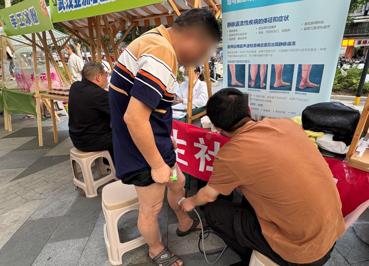 夜间义诊「点亮」家门口 亚心医护人员变身「夜市摊主」