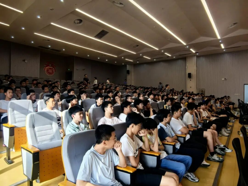 南昌大学二附院工会联合红航学校开展青春期教育专题科普讲座